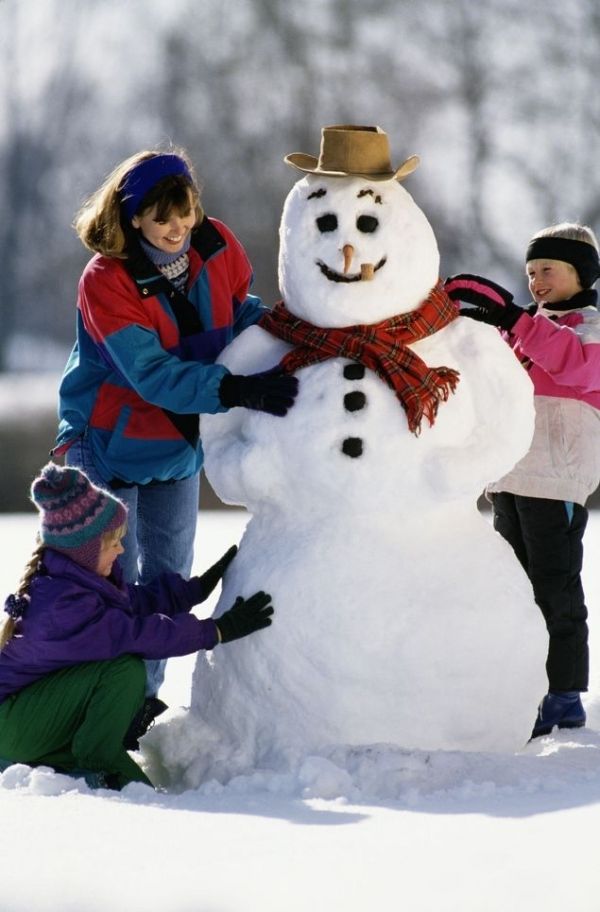 <p>The kids <strong>build a snowman</strong>.</p>