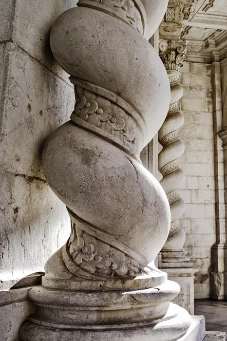 <p>columns with twisted shaft</p>