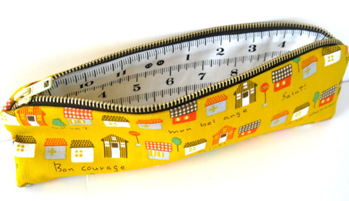 <p>(n): hộp đựng bút</p>