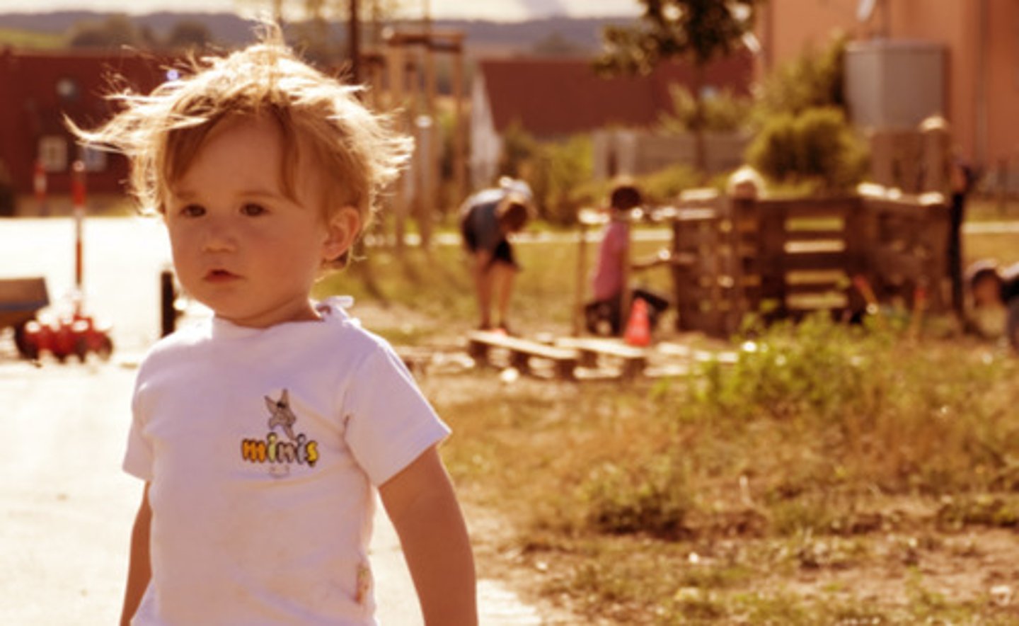 <p>A therapy that aims to uncover unconscious conflicts and unresolved childhood experiences through techniques like free association and dream analysis.</p>