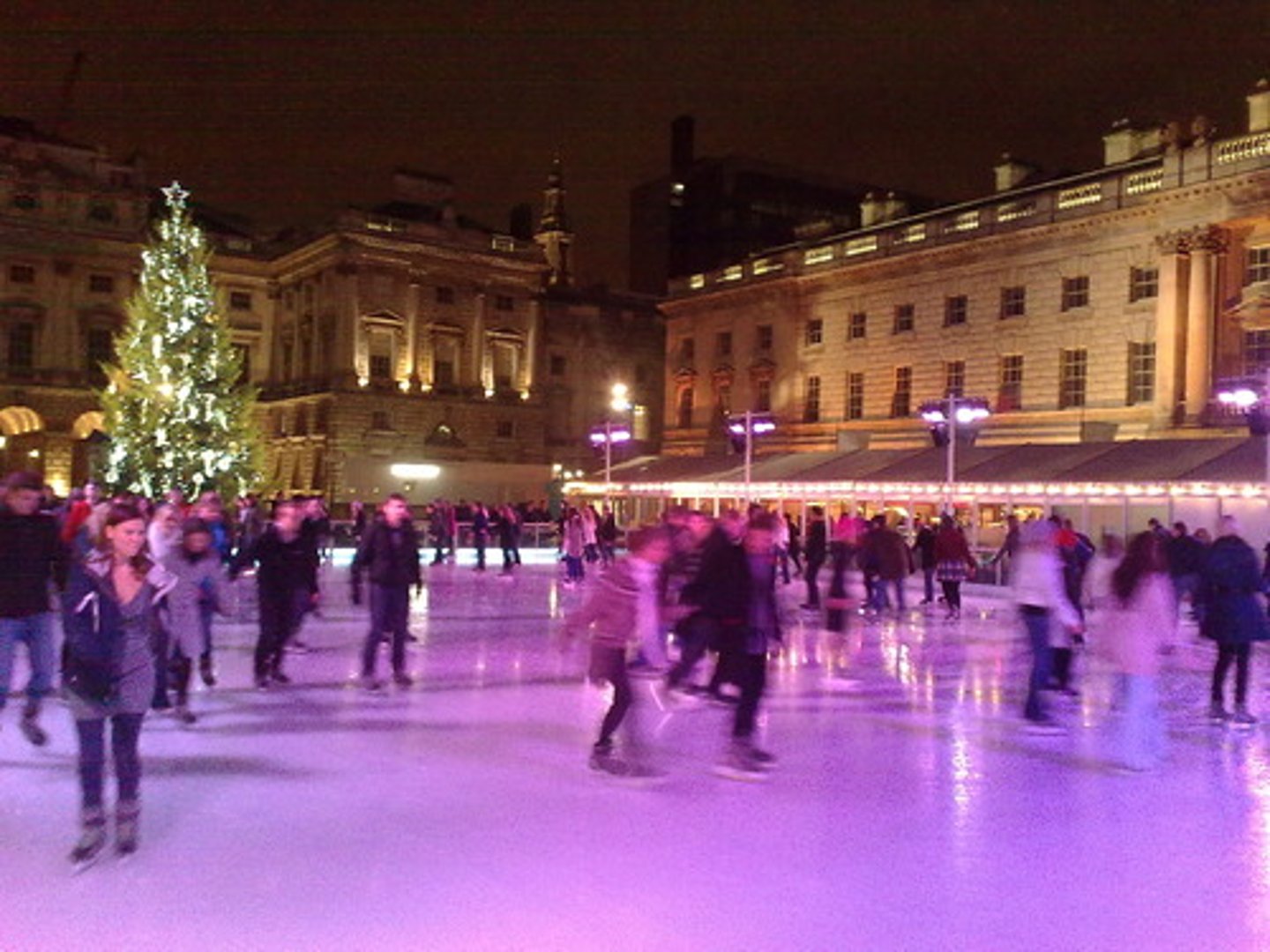 <p>to ice skate (huá bīng)</p>