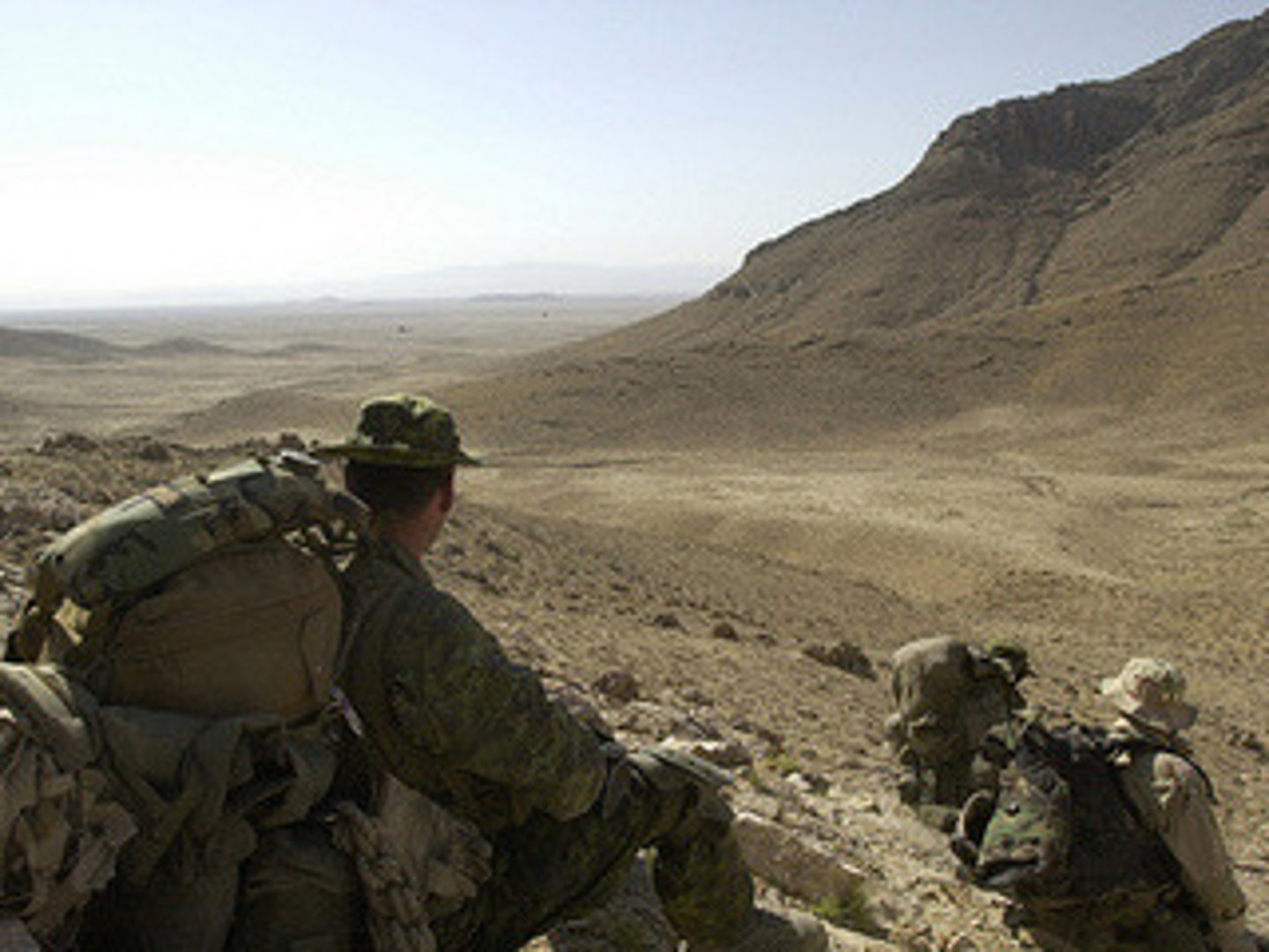 <p>to put up with; to survive a hardship</p>