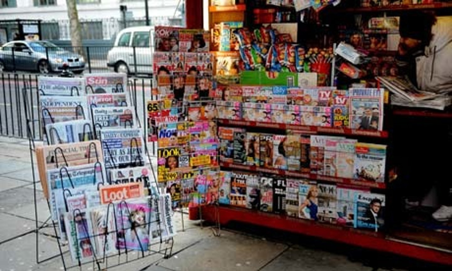 <p>quầy bán báo, sạp báo</p><p>There is a newsstand in the living room.</p>