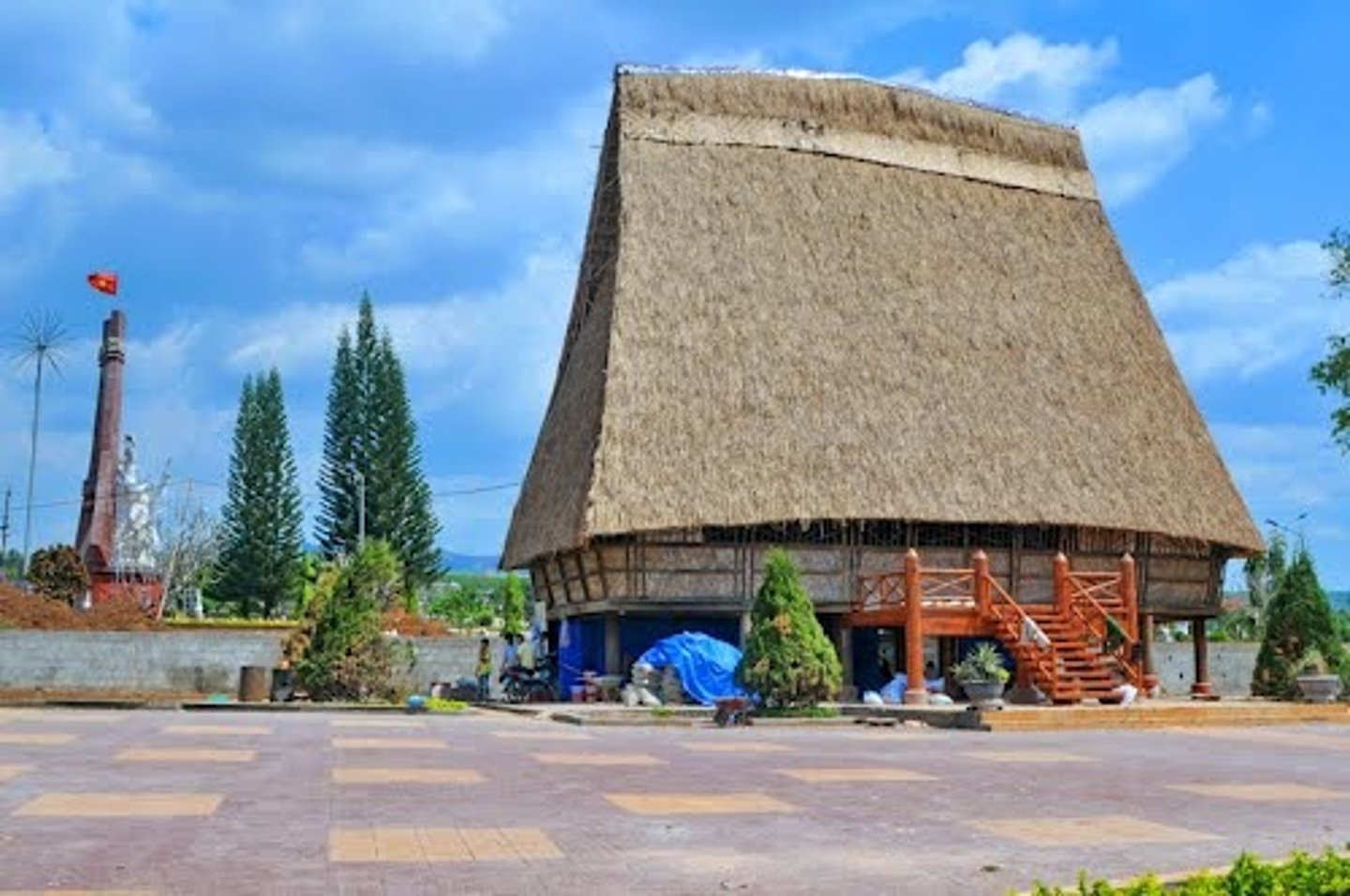 <p>(np): nhà rông, nhà cộng đồng</p>