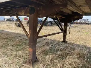 <p>Trailer landing gear</p>