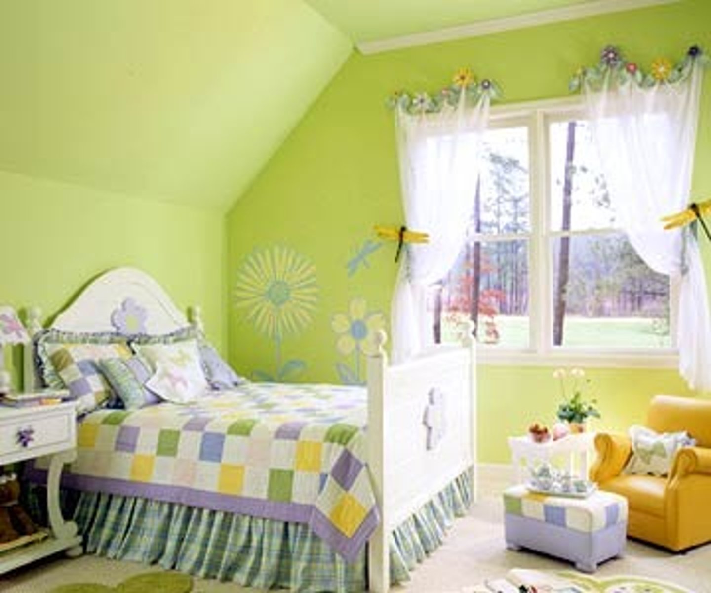 <p>EMBORA pequeno, o quarto tem uma sensação espaçosa</p>