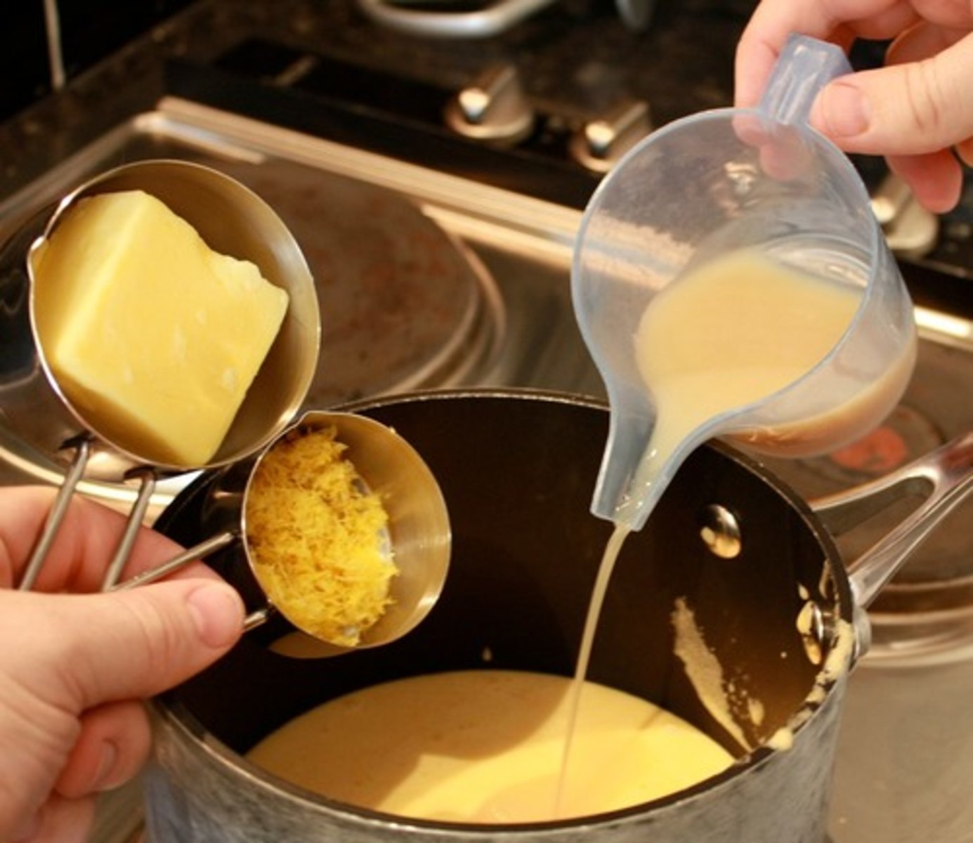 <p>to put something in (~を)</p>