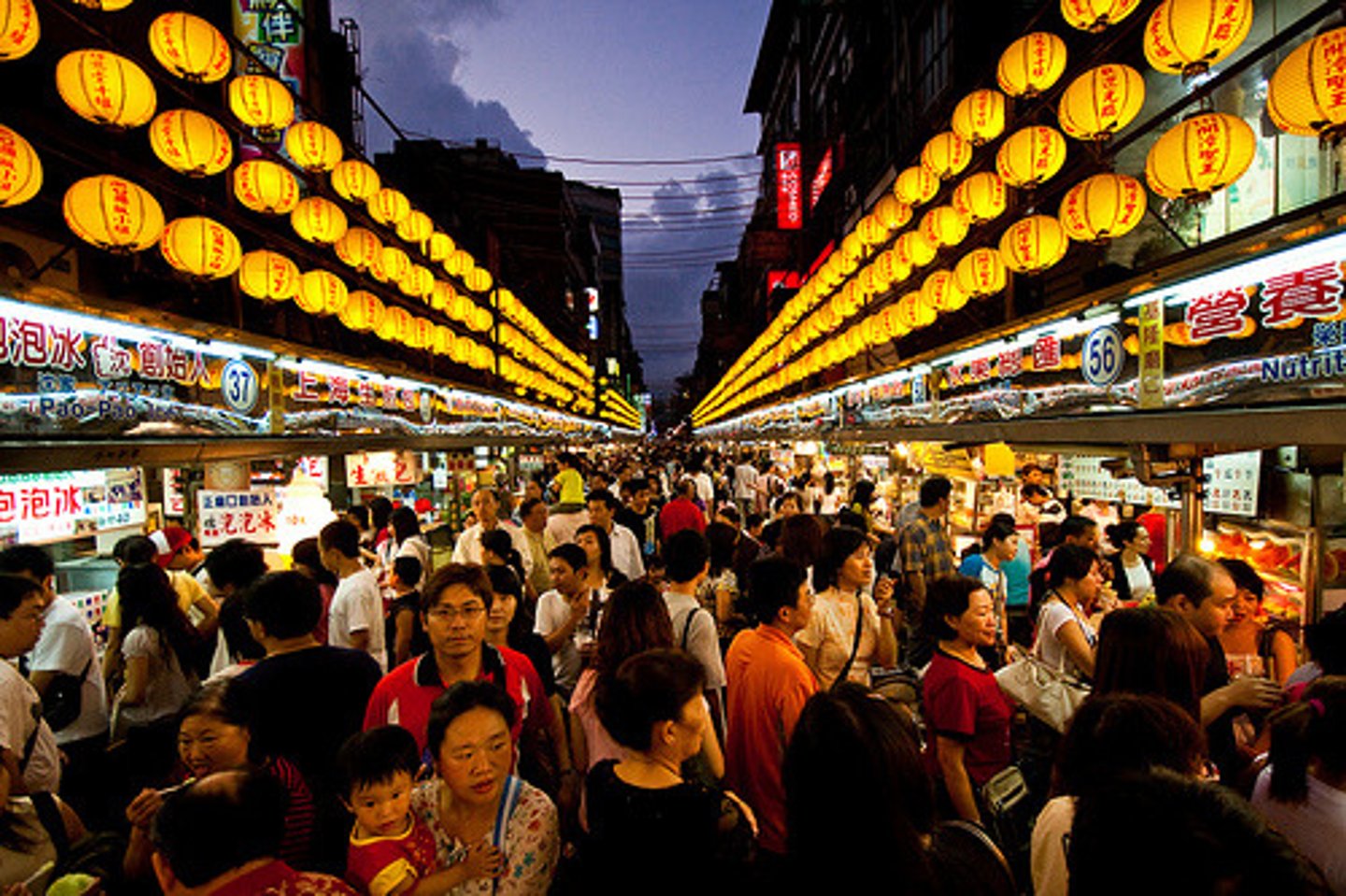 <p>yèshì<br>(N)<br>night market</p>