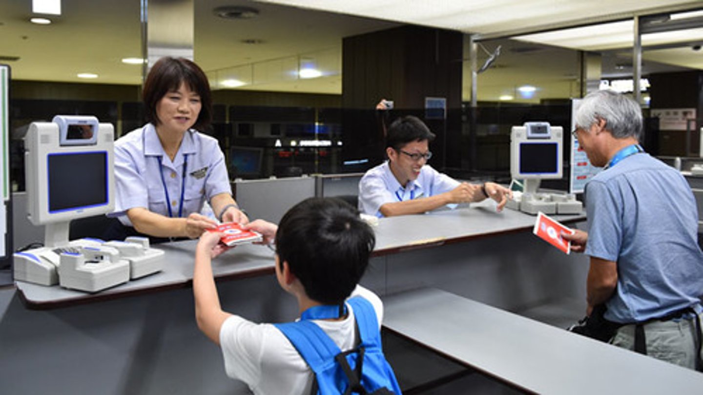 <p>/prəˈsiʤərəl/ Theo thủ tục</p>