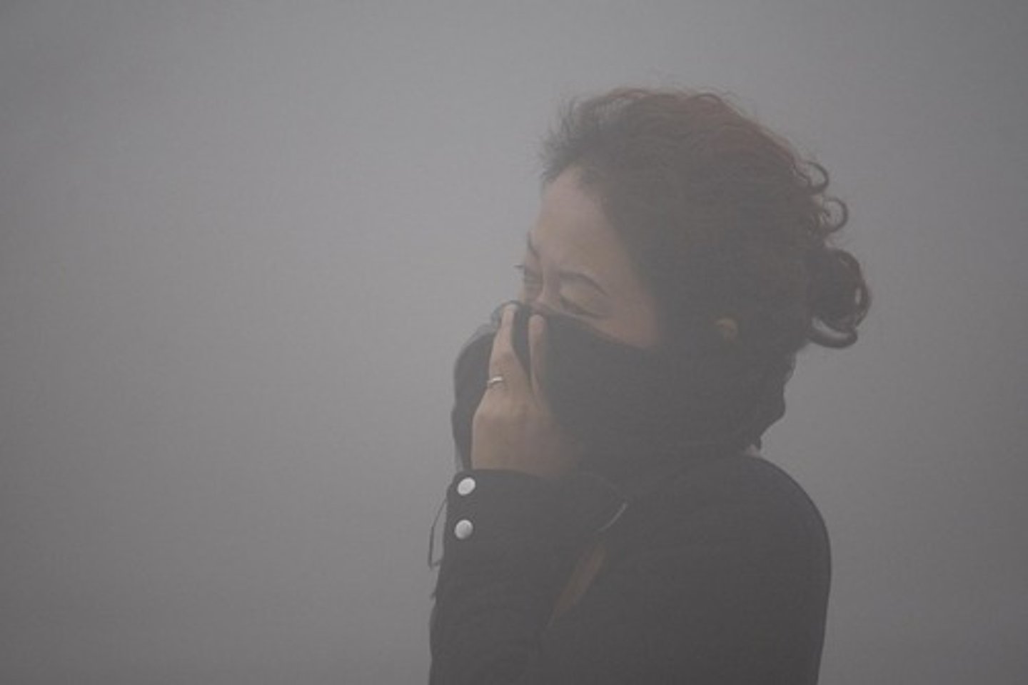 <p>polluted air that forms a cloud close to the ground (khói bụi)</p><p>ex: Smog is a serious form of pollution in many large cities</p>