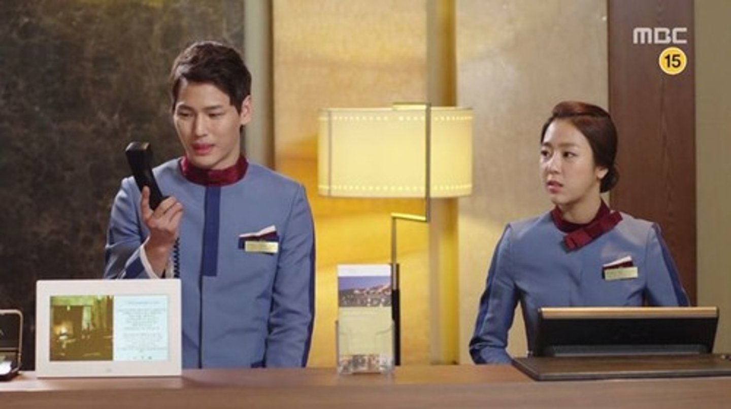 <p>nhân viên khách sạn</p>