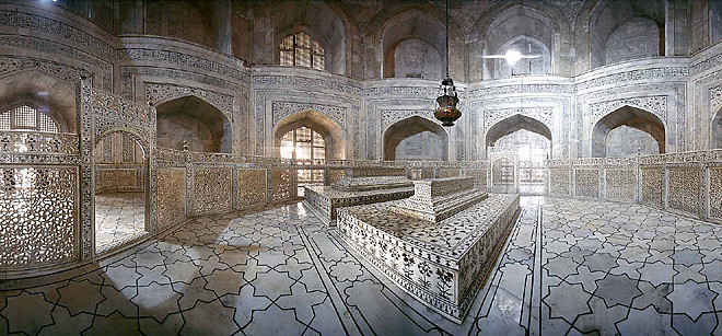 <p>Describe the inside of the Taj Mahal and its significance </p>